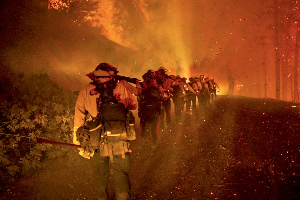 AP22252259447174 SOBREVIVÊNCIA - Incêndio na Califórnia: imagens assim cativam multidões -