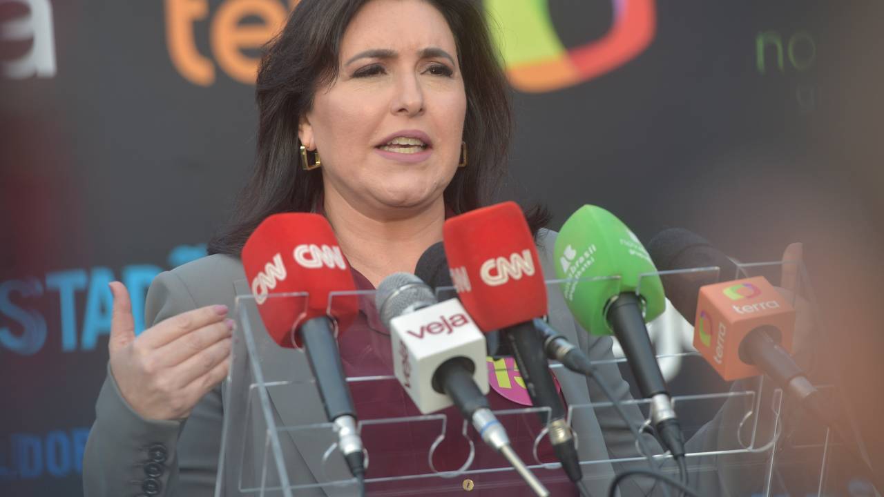 Simone Tebet em sua chegada ao debate -