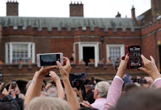 Charles III is solemnly proclaimed king Curiosos em busca da melhor foto da proclamação do rei Charles III na entrada do Palácio Saint James, em Londres /