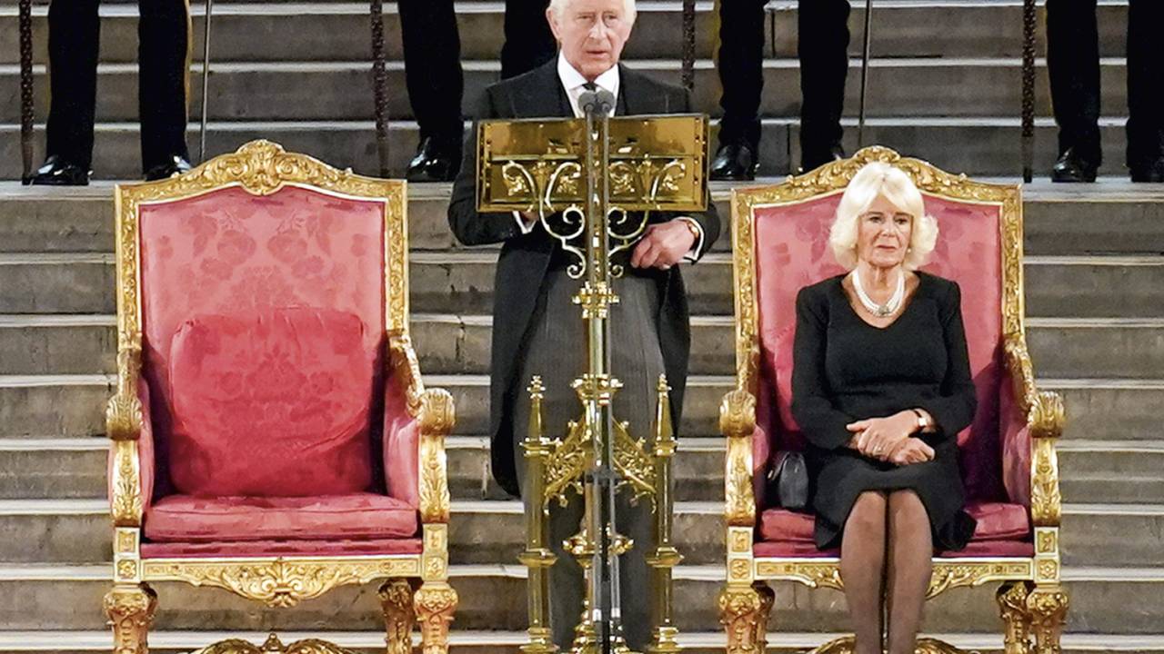 UM OUTRO PAPEL - Charles III discursa, ao lado da rainha consorte Camilla: ciente da diferença entre ser príncipe e rei -