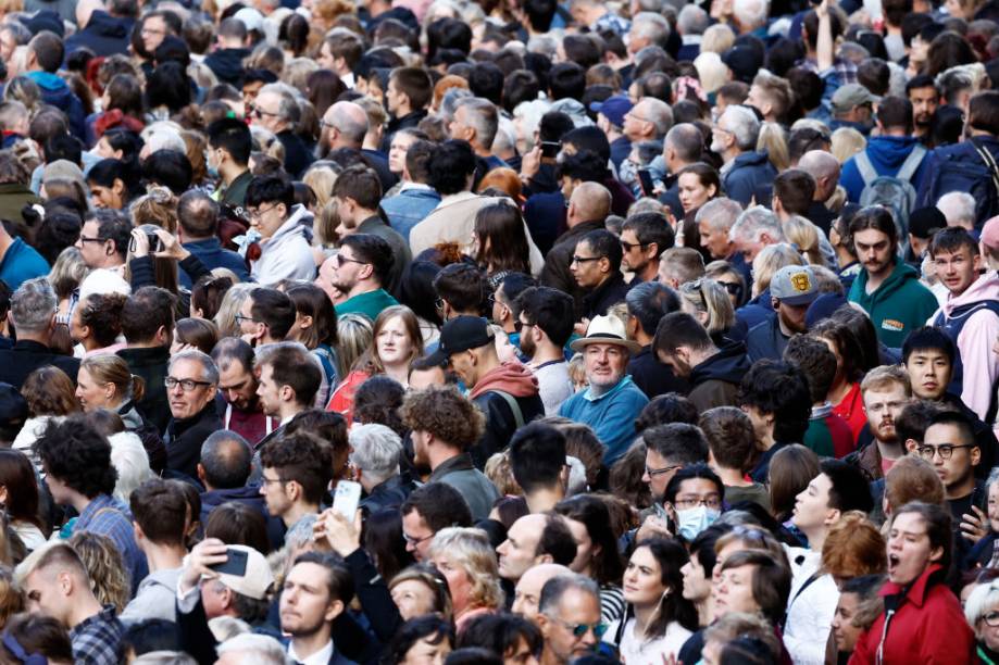 Multidões se reúnem em torno da procissão, esperando ter um vislumbre do caixão de Sua Majestade a Rainha Elizabeth II - 12/09/2022