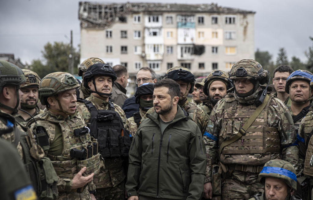 IZIUM, KHARKIV, UKRAINE - SEPTEMBER 14: Ukrainian President Volodymyr Zelenskyy attends flag hoisting ceremony in Izium after the Ukrainian forces took control of the city from the Russian forces in Kharkiv, Ukraine on September 14, 2022. (Photo by Metin Aktas/Anadolu Agency via Getty Images)