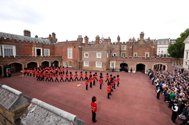 Membros da Guarda Britânica realizam leitura da proclamação de Charles III como novo rei no Palácio Saint James, em Londres Membros da Guarda Britânica realizam leitura da proclamação de Charles III como novo rei no Palácio Saint James, em Londres