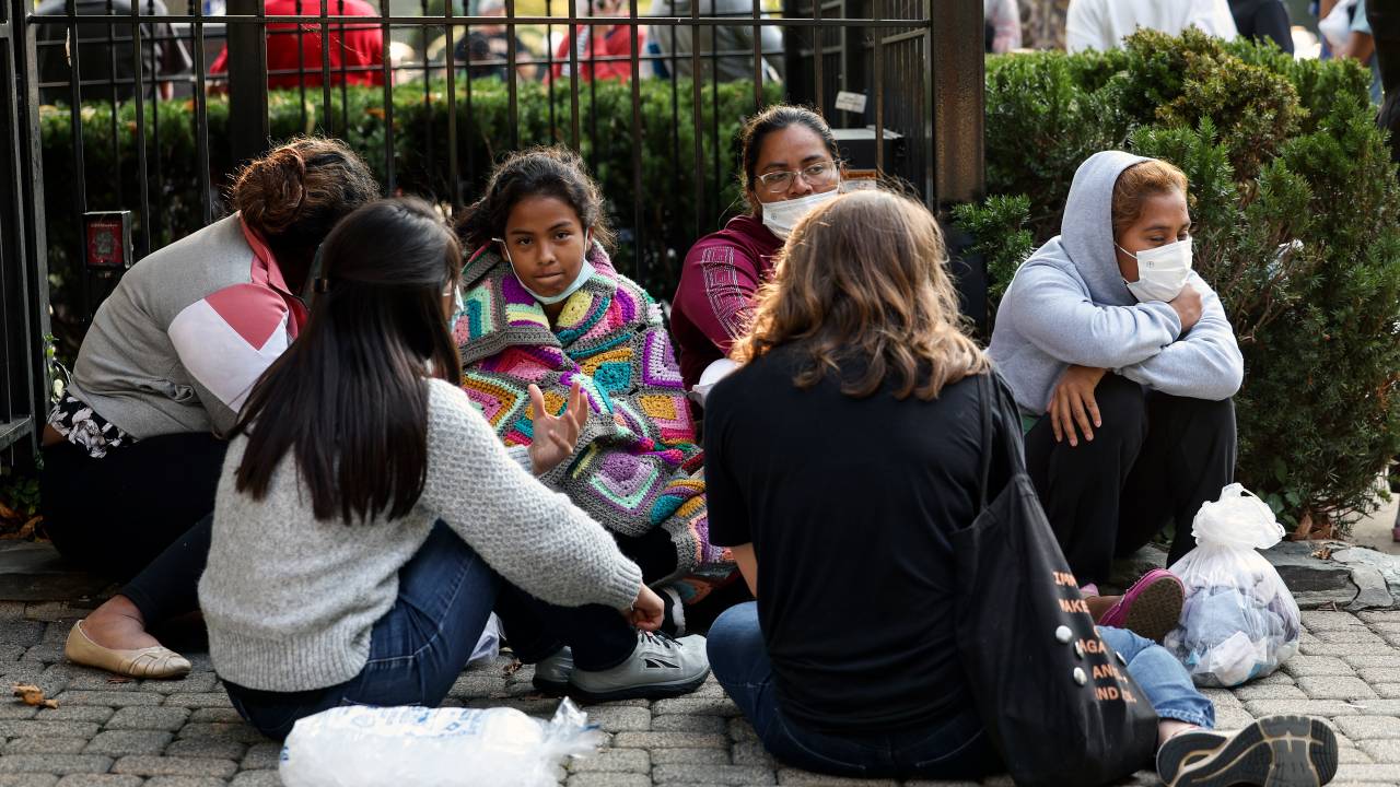 WASHINGTON, DC - SEPTEMBER 15: Migrants from Central and South America wait near the residence of US Vice President Kamala Harris after being dropped off on September 15, 2022 in Washington, DC. Texas Governor Greg Abbott dispatched buses carrying migrants from the southern border to Harris' home early Thursday morning. (Photo by Kevin Dietsch/Getty Images)