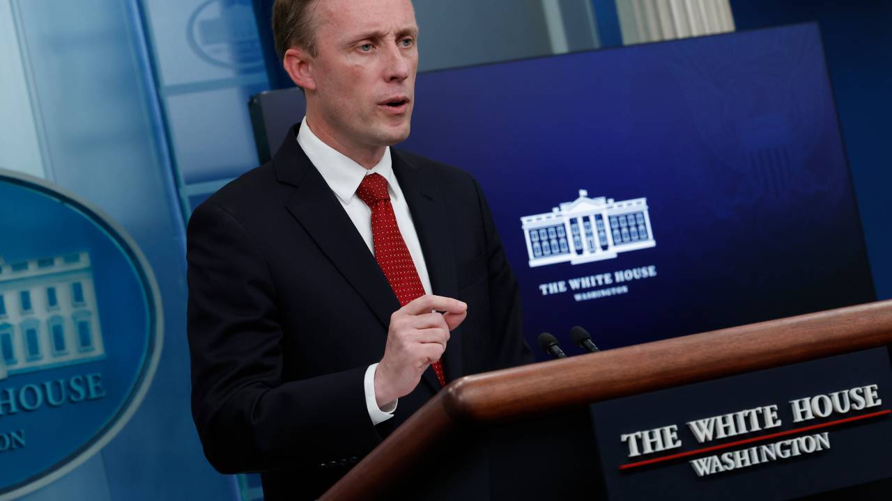 WASHINGTON, DC - 30 DE SETEMBRO: O conselheiro de segurança nacional da Casa Branca, Jake Sullivan, conversa com repórteres durante a coletiva de imprensa diária na Brady Press Briefing Room na Casa Branca em 30 de setembro de 2022 em Washington, DC. Sullivan enfrentou questionamentos sobre o plano do presidente Vladimir Putin de anexar quatro regiões da Ucrânia que realizaram referendos fraudulentos sobre a adesão à Rússia, uma violação do direito internacional e uma escalada em seu confronto com o Ocidente.