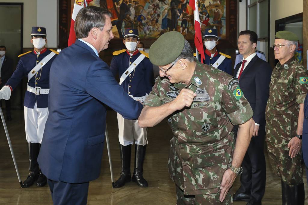 JAIR-BOLSONARO-EDSON-LEAL-PUJOL-EXERCITO-COTOVELO-2020-12.jpg COTOVELADA - Pujol: o ex-comandante do Exército constrangeu Bolsonaro -