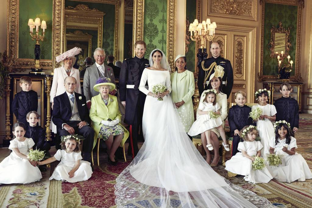 PRINCIPE-HARRY-MEGHAN-FOTO-OFICIAL-2018-5855.jpg EM FAMÍLIA - Ao lado do marido, Philip, com os filhos e netos, no casamento de Harry e Meghan: nem sempre a paz reinou -