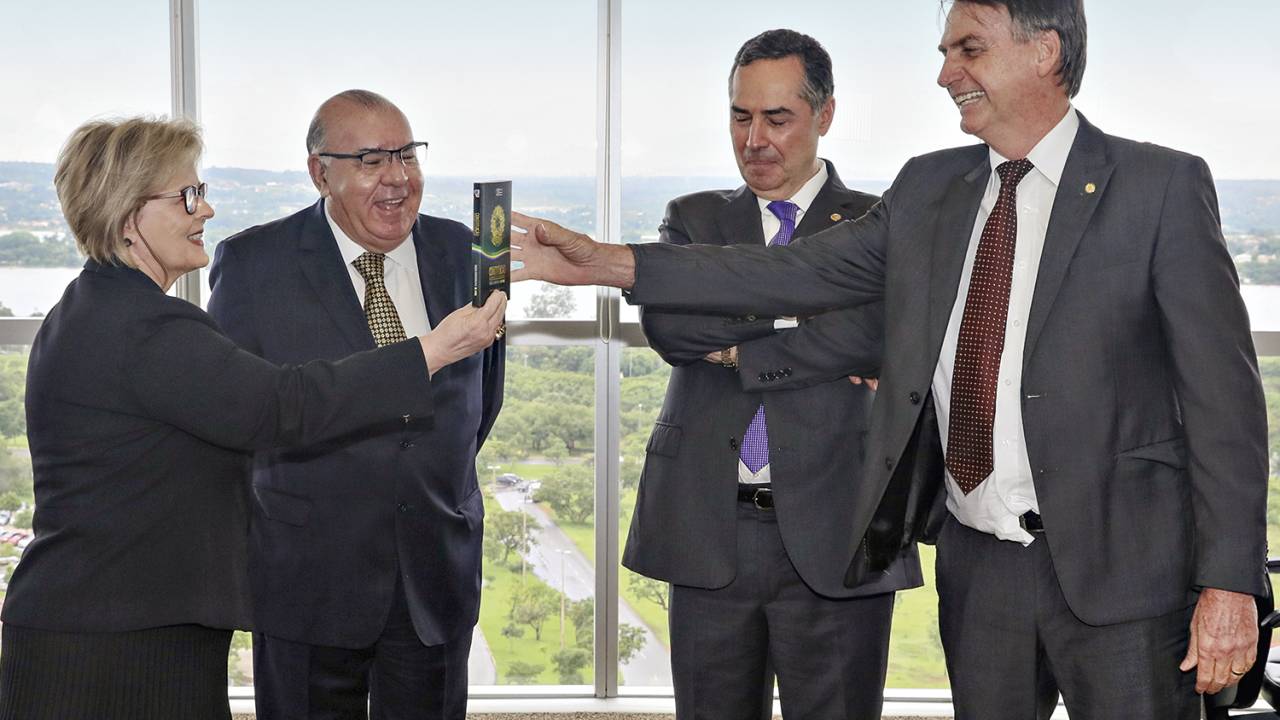 RECADO - A cerimônia de entrega da Constituição: ato simbólico em 2018 -