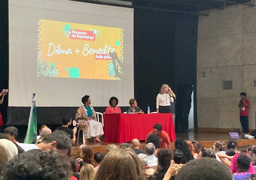Dilma Rousseff em uma aula pública na PUC-Rio -