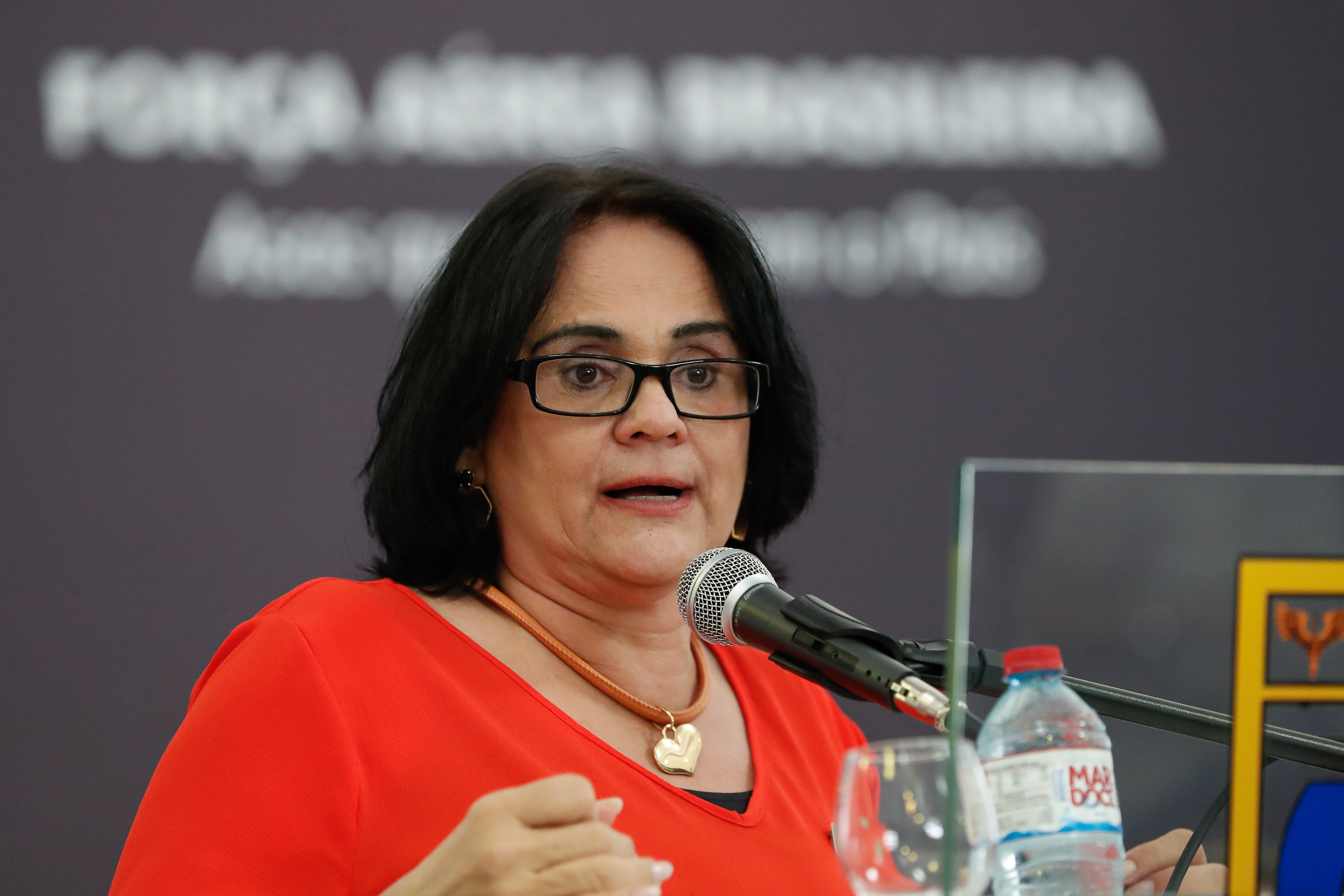 A doença de Damares Alves para explicar uso de máscara