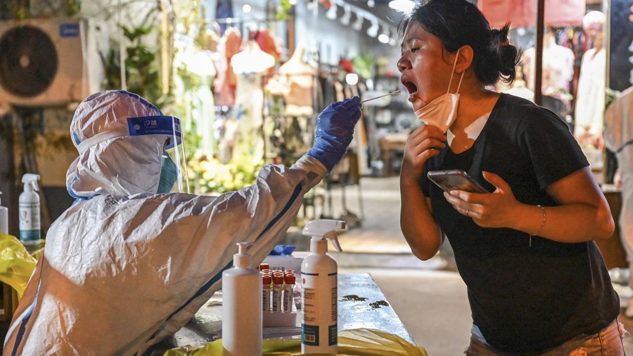 INSISTÊNCIA - Teste de Covid em Xangai: a impopular política de quarentenas e testagem em massa deve continuar -