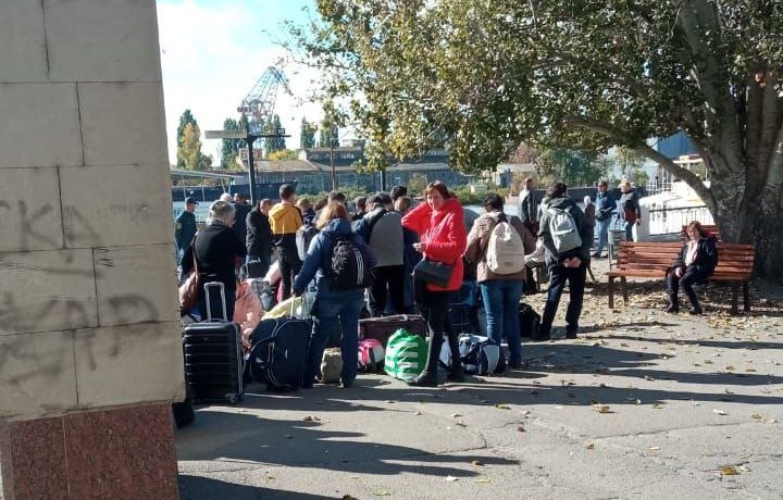 Habitantes estão sob pressão para deixar a cidade e vários relataram receber mensagens de texto oficiais avisando que a cidade será bombardeada, informando que ônibus sairão do porto - 19/10/2022