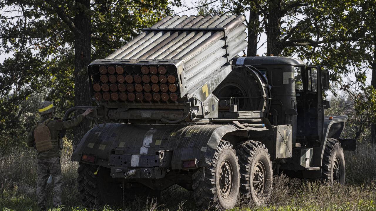 KHERSON, UCRÂNIA - 07 DE OUTUBRO: Uma visão do foguete graduado disparando como contra-ataque lançado pelas forças ucranianas contra os ataques das forças russas continua enquanto a guerra Rússia-Ucrânia continua na cidade de Kherson, localizada em Kherson Oblast, Ucrânia em 07 de outubro de 2022.