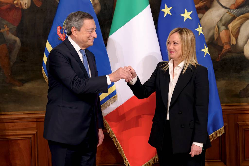 New Italian Government Take Office At Palazzo Chigi MÃO NA MASSA - Meloni toma posse na Itália: estágio inicial de recessão -