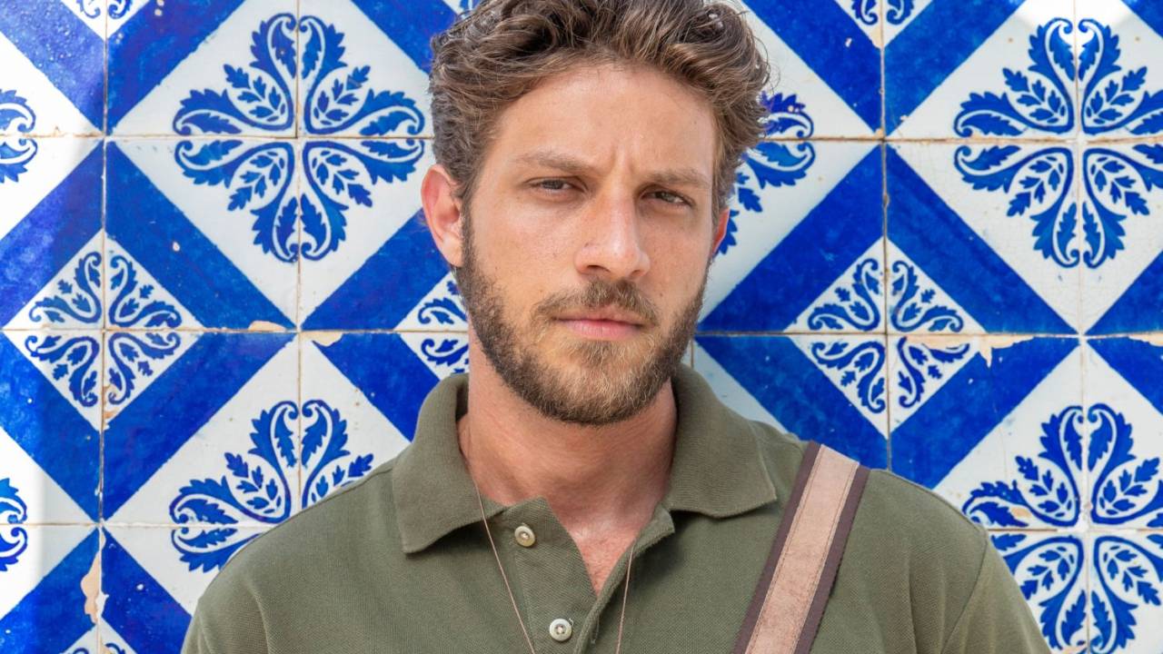 Chay Suede como Ari em 'Travessia', novela das 9 da Globo