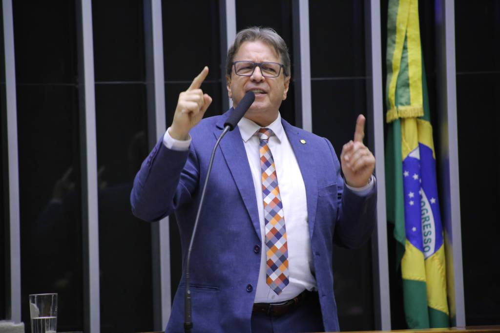 O deputado que sugeriu queimar universitários não concluiu ensino superior