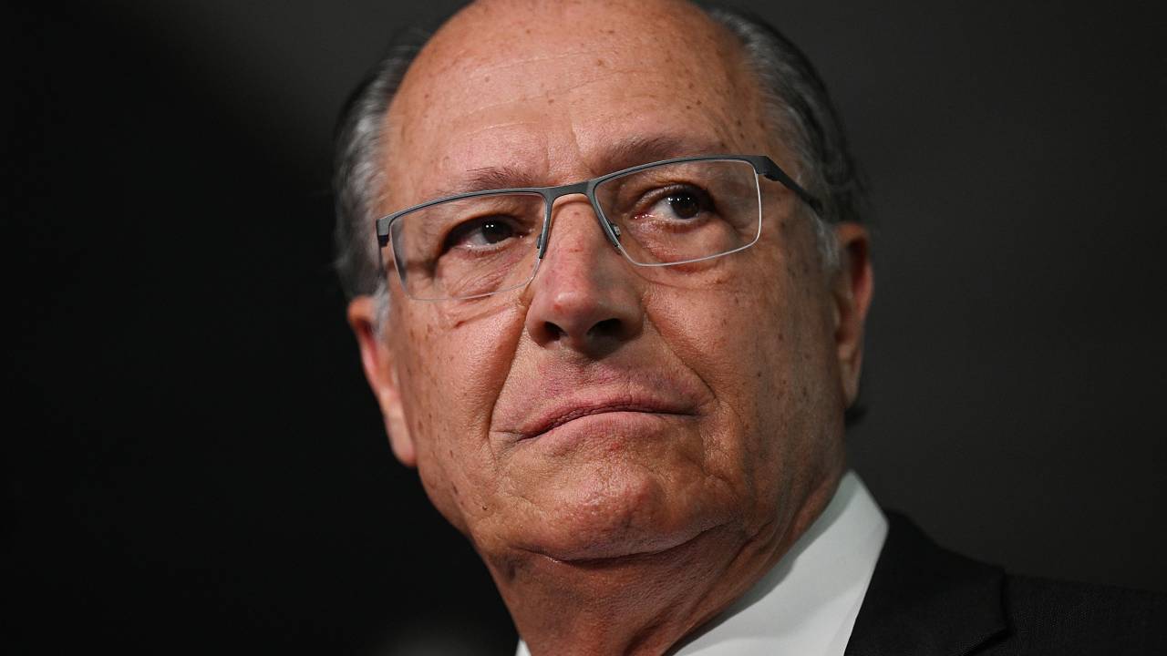 Brazilian Vice President-elect Geraldo Alckmin speaks to the press after a meeting at the National Congress to discuss changes to the 2023 budget in Brasilia, on November 3, 2022. (Photo by EVARISTO SA / AFP)