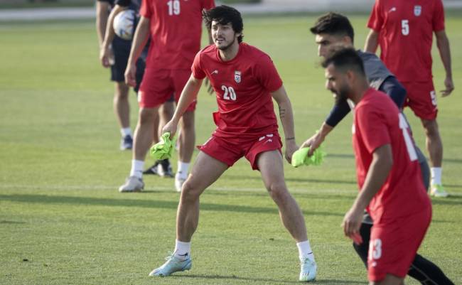 FBL-WC-2022-TRAINING-IRI Iran's forward Sardar Azmoun (C) attends a training session at the Al-Rayyan training facility in Doha on November 20, 2022, on the eve of the Qatar 2022 World Cup football match between England and Iran. (Photo by FADEL SENNA / AFP)