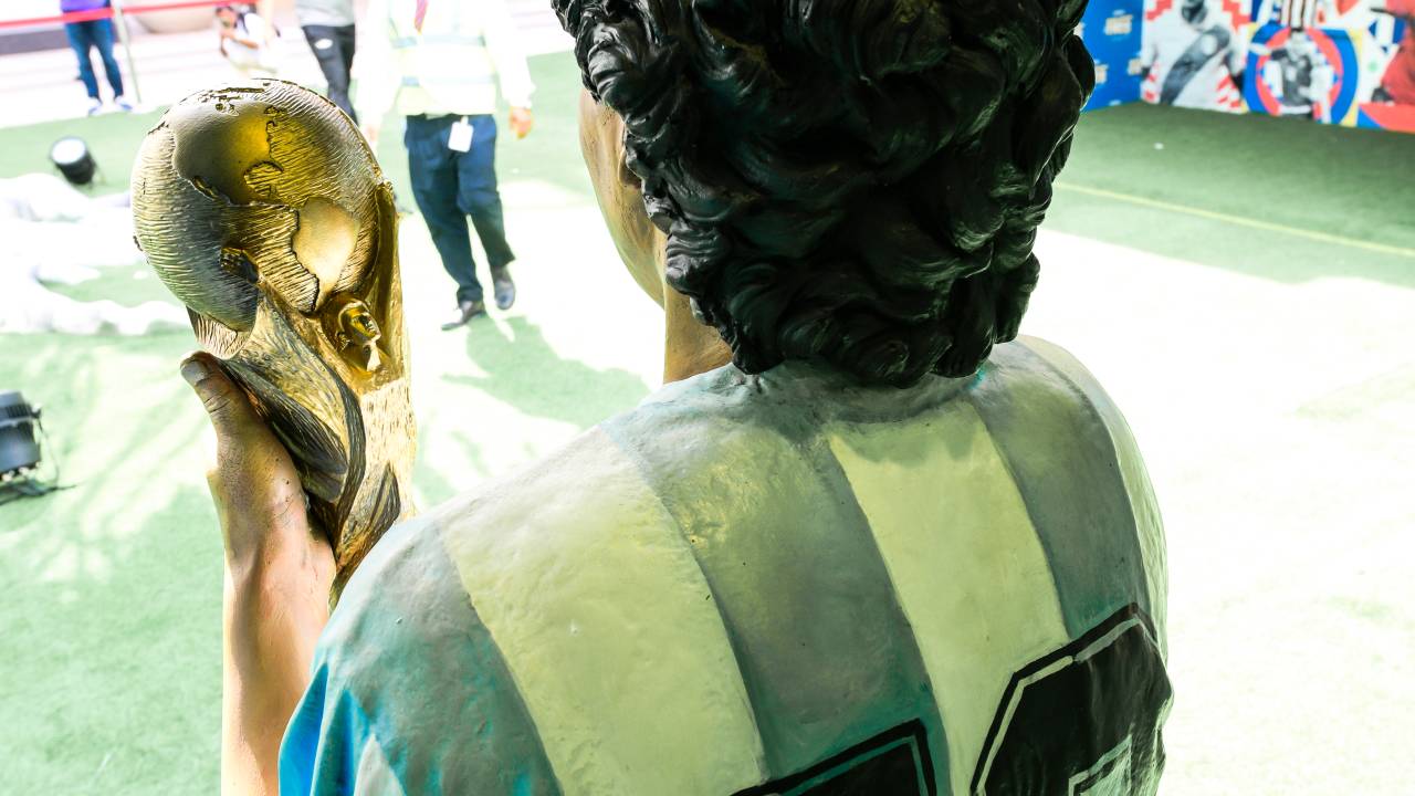 Reprodução em tamanho real de Maradona erguendo a taça em 1986 -