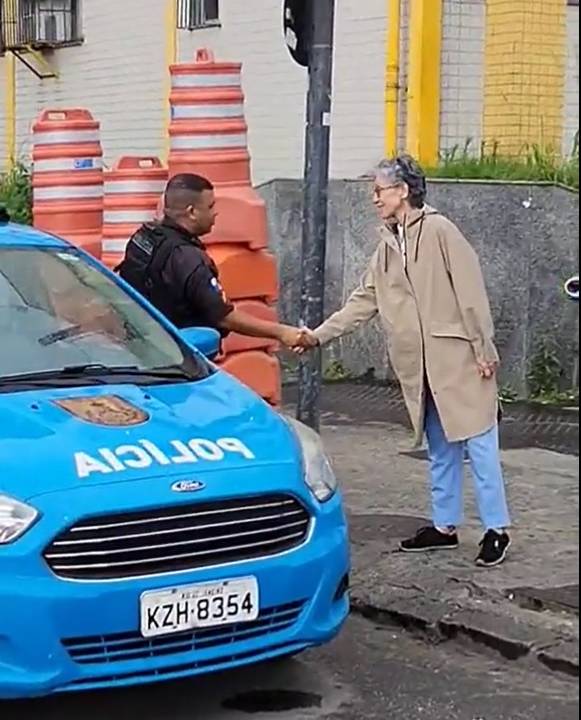 Cassia Kis cumprimenta PM em passeata