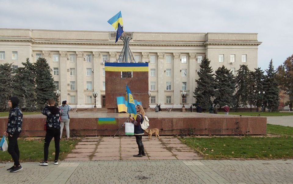 Bandeira ucraniana voa ao lado da bandeira da União Europeia no centro do Kherson após retirada russa - 11/11/2022
