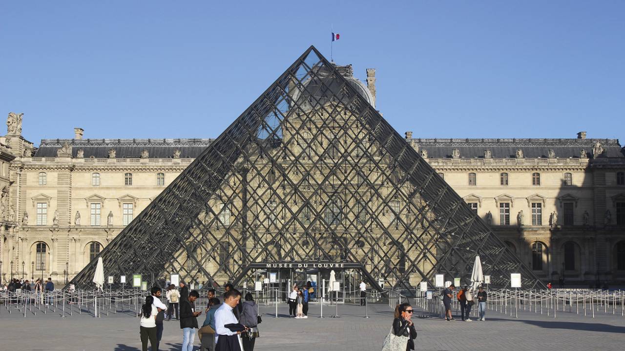ASSIMILADA - Pirâmide do Louvre: o “delírio faraônico” virou um marco de Paris -