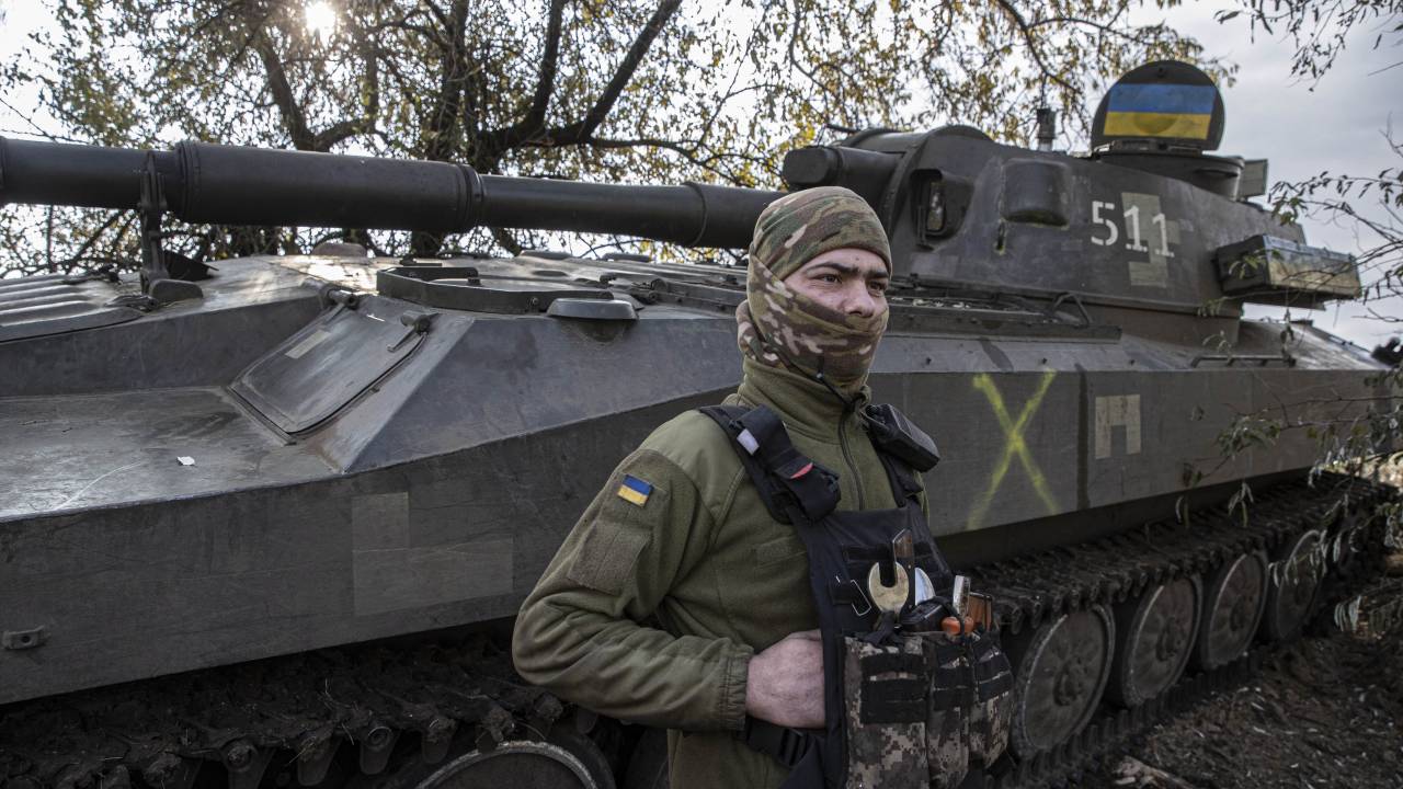KHERSON OBLAST, UCRÂNIA - 05 DE NOVEMBRO: Uma visão das baterias de artilharia do exército ucraniano implantado na frente de Kherson para apoiar o exército ucraniano enquanto a guerra Rússia-Ucrânia continua em Kherson Oblast, Ucrânia em 05 de novembro de 2022.