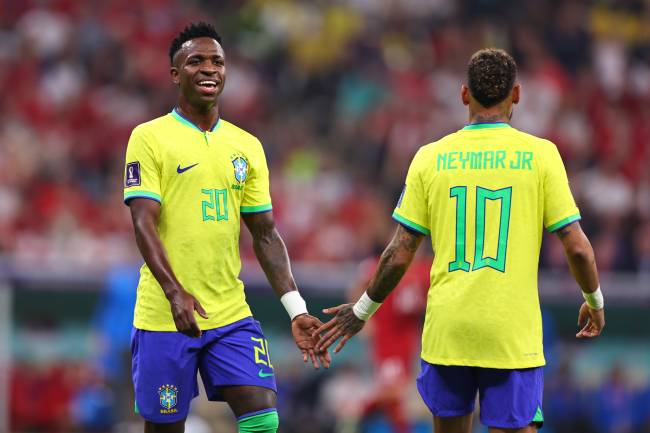 Vinicius Junior e Neymar durante a partida contra a Sérvia -