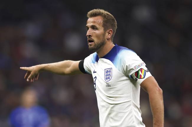 GettyImages-1426946257.jpg DEFESA LGBTQIA+ - Kane, da Inglaterra: braçadeira com as cores do arco-íris -
