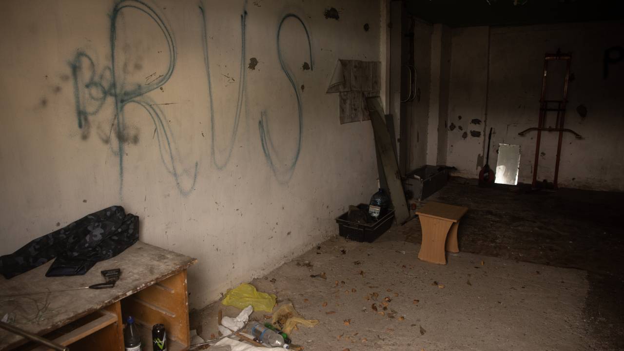 KHERSON, UCRÂNIA - 16 DE NOVEMBRO: Pichações feitas por forças russas são vistas nas paredes de um centro de detenção preliminar que se acredita ter sido usado por forças russas para prender e torturar civis em 16 de novembro de 2022 em Kherson, Ucrânia. As forças ucranianas assumiram o controle de Kherson na semana passada, bem como áreas de sua região circundante, depois que a Rússia retirou suas forças para o outro lado do rio Dnipro. Kherson foi a única capital regional a ser capturada pela Rússia após sua invasão em 24 de fevereiro