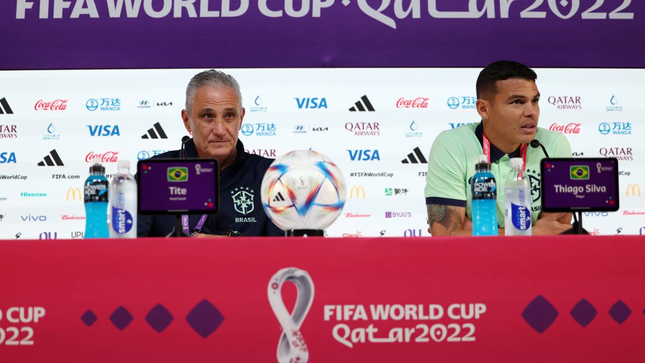 Tite e Thiago Silva durante coletiva na véspera da estreia