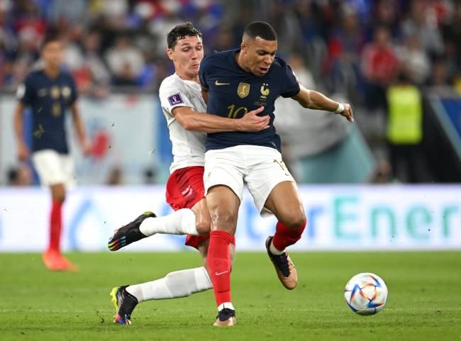 Kylian Mbappe é parado com falta por Andreas Christensen