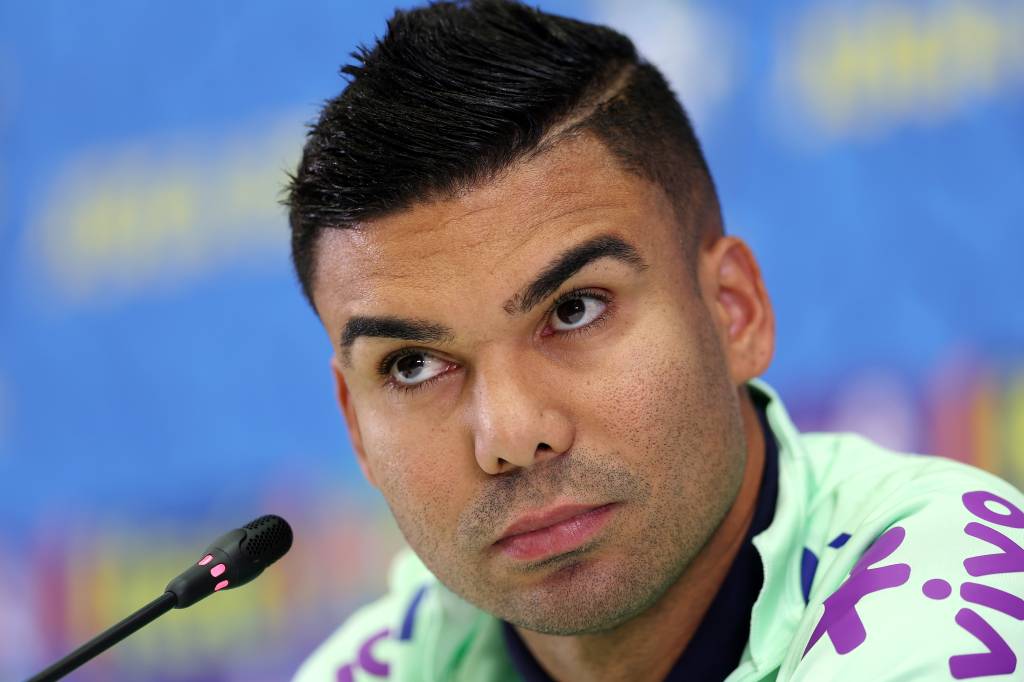 Casemiro defende Daniel Alves, mas evita ‘pitaco’ em escalação de Tite