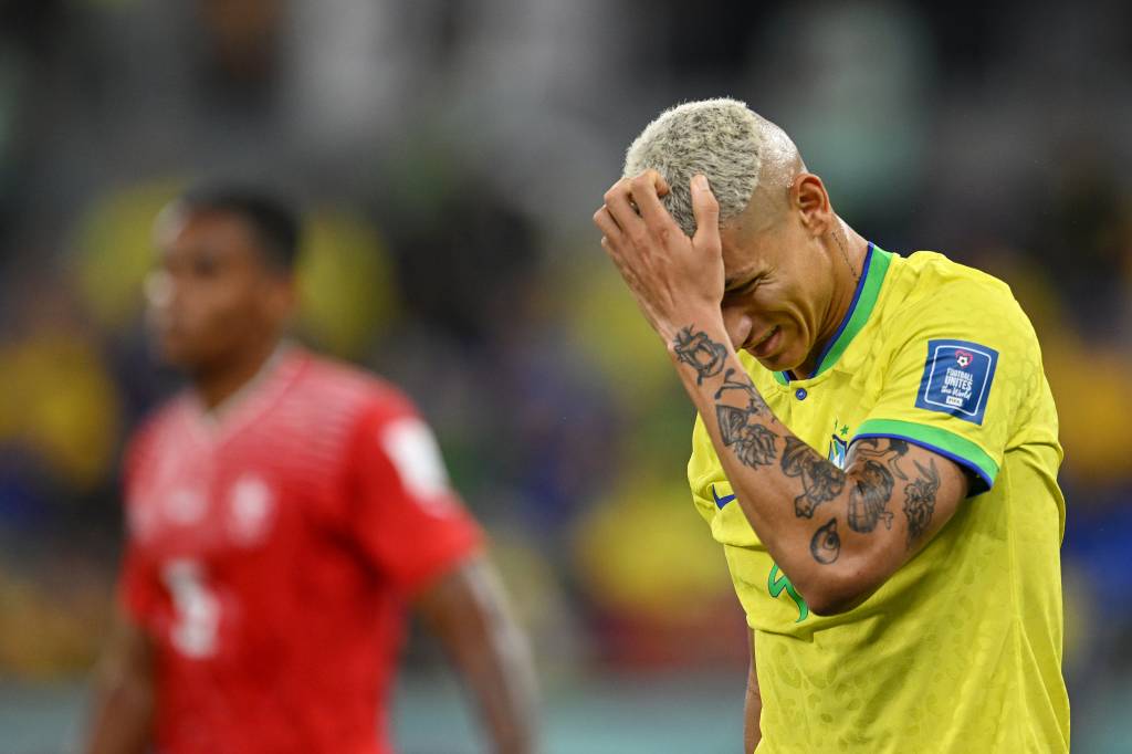 Apagado, Richarlison diz que sentiu falta de Neymar: ‘Bola chegou pouco’