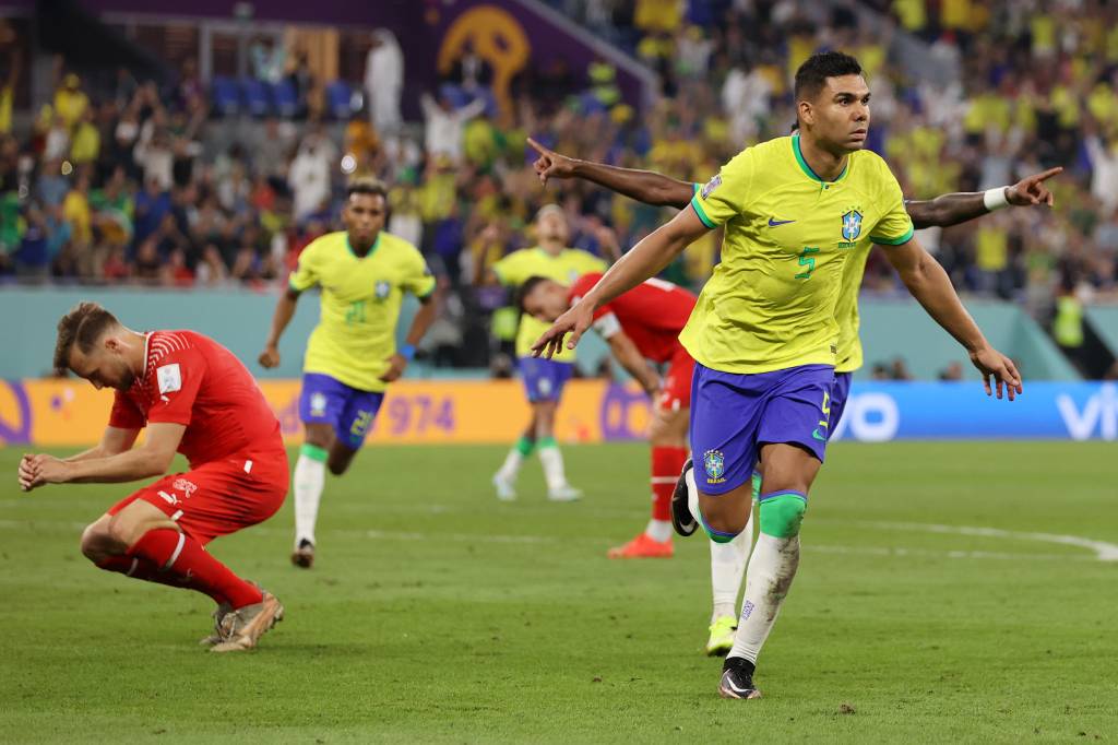 Casemiro salva no fim, Brasil supera Suíça e garante vaga nas oitavas