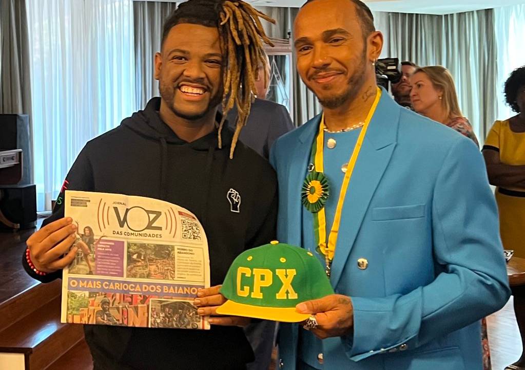 Lewis Hamilton posa com o bone CPX, presente do comunicador Rene Silva.