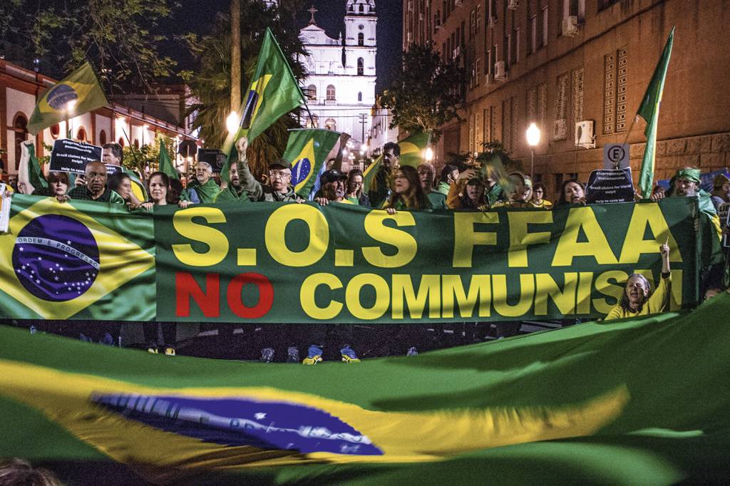 PROTESTOS-BOLSONARISTAS-QUARTEL-PORTO-ALEGRE-RS-2022-2.JPG BOBOS DA CORTE - Manifestação: tresloucados pedem intervenção, enquanto militares negociam a transição de governo -