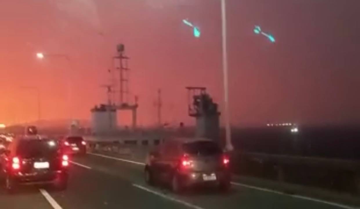 Navio se choca com à Ponte Rio-Niterói em meio à ventania: guarda-corpo danificado no sentido da capital fluminense
