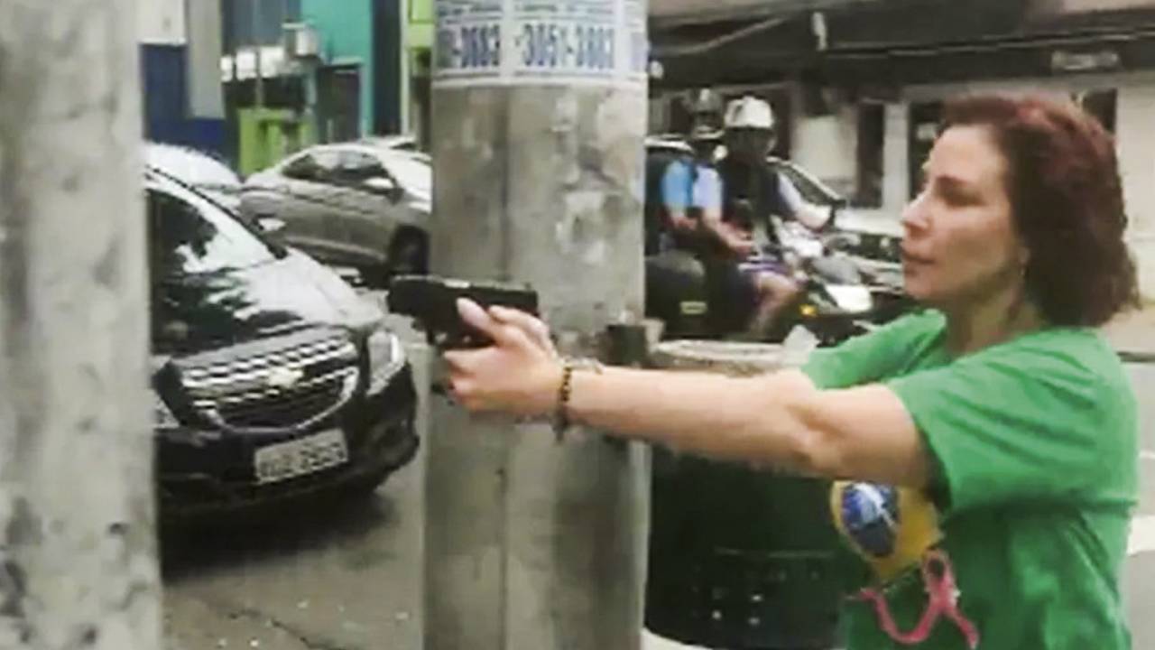 VIOLÊNCIA - Zambelli: a deputada sacou a arma após discutir com apoiador de Lula -