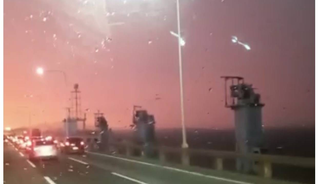 Navio bate na ponte: trânsito foi interditado