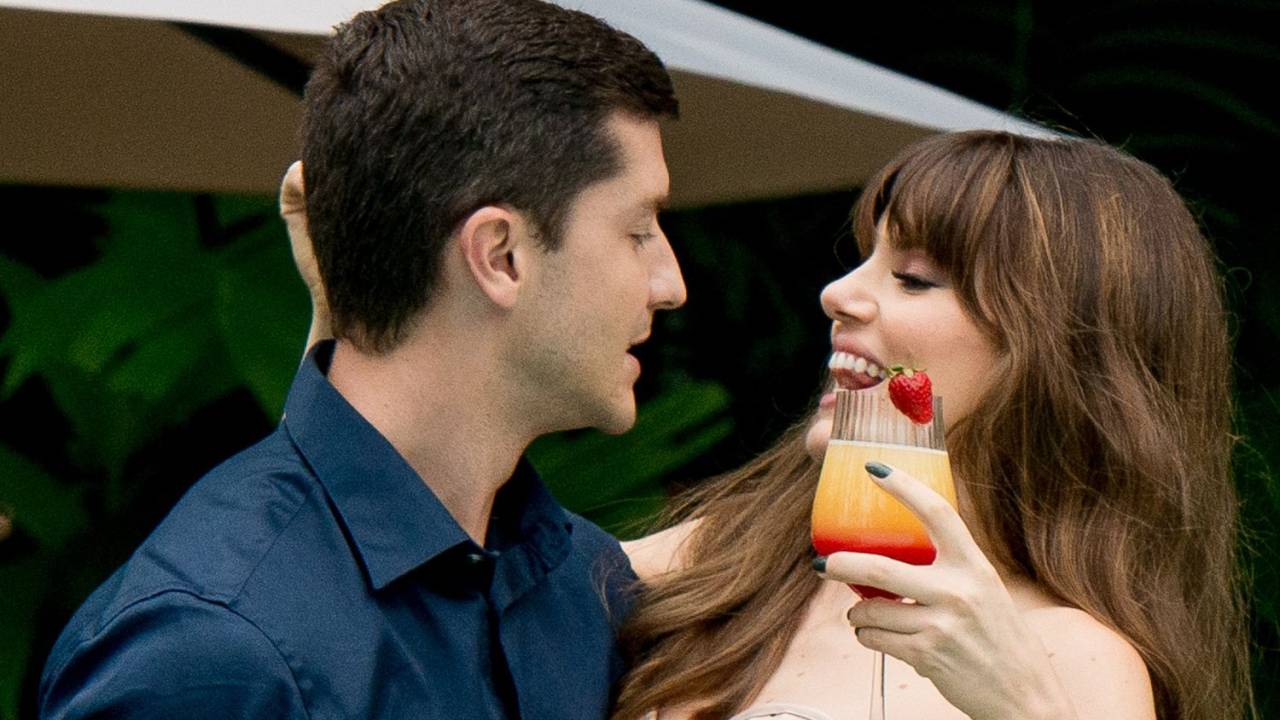 Klebber Toledo e Camila Queiroz em cena de 'Procura-se', novo filme de comédia romântica da HBO Max