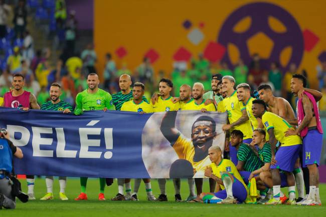 Jogadores homenageiam Pelé, hospitalizado -