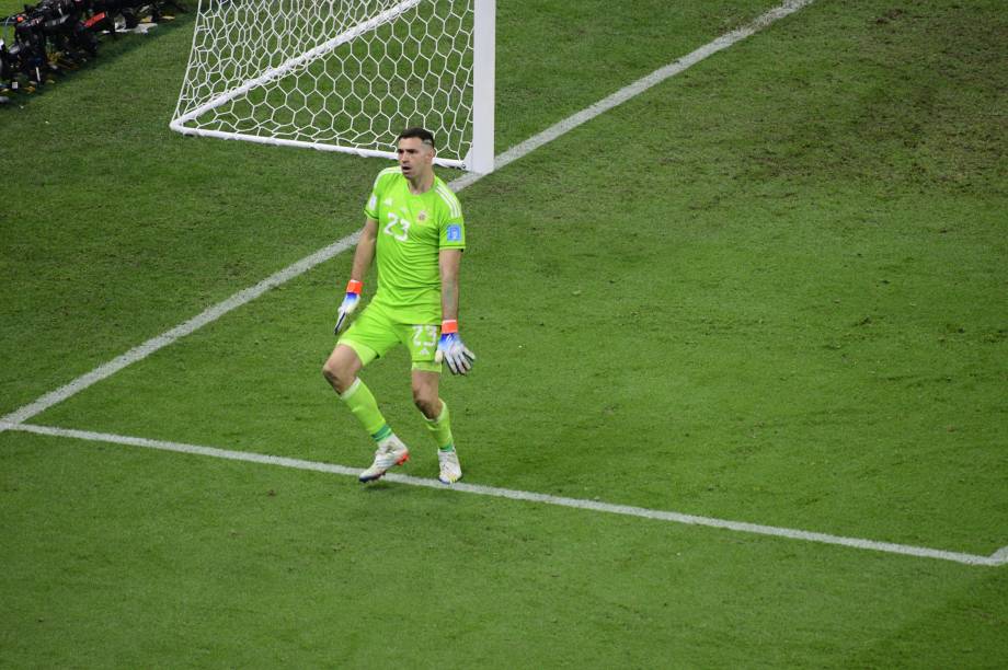 Emiliano Martinez dançando durante sua comemoração na disputa por pênaltis -