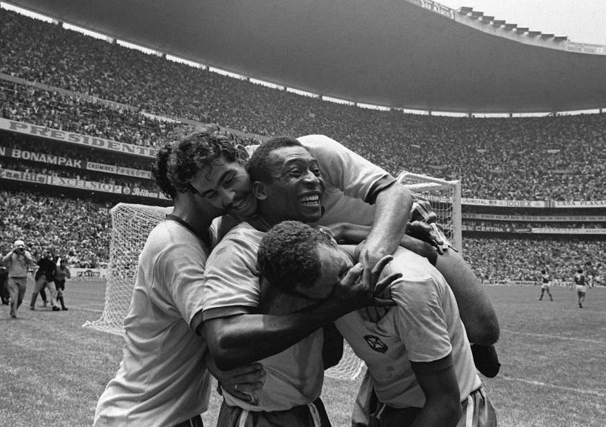 Pelé comemorando com seus companheiros a conquista da Copa do Mundo de 1970 - Pelé comemorando com seus companheiros a conquista da Copa do Mundo de 1970 -