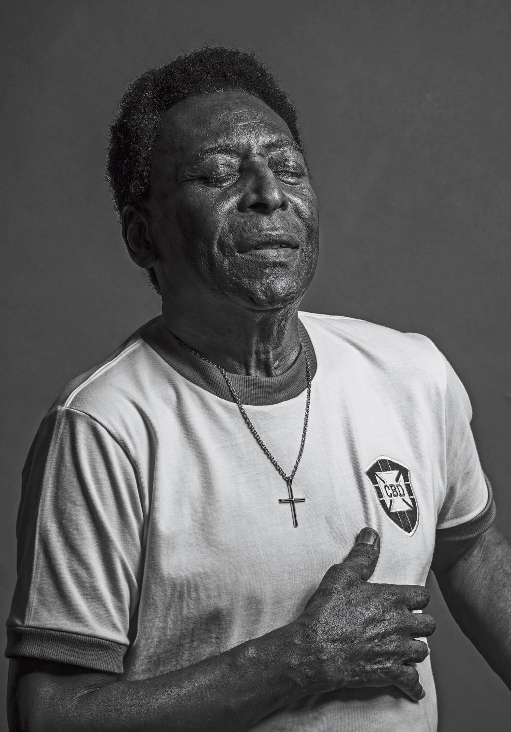 Pele Pelé com a camisa da Seleção Brasileira em ensaio fotográfico para a matéria