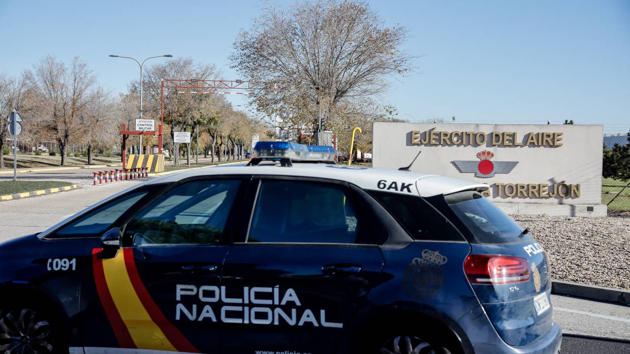 MADRID, ESPANHA - 01 DE DEZEMBRO: Um carro da polícia entra na Base Aérea de Torrejon onde chegou um envelope com um explosivo com as mesmas características do que chegou ontem à Embaixada da Ucrânia, 1 de dezembro de 2022, em Madrid, Espanha. Os sistemas de segurança da Base Aérea de Torrejon de Ardoz (Madrid) detectaram no início da manhã um terceiro envelope suspeito no prédio do satélite que poderia conter algum tipo de mecanismo em seu interior. O pacote foi detetado no scanner destas instalações militares e junta-se à carta que explodiu ontem na embaixada ucraniana em Madrid e à recebida pela empresa saragozena Instalanza, dedicada ao desenho e fabrico de material militar de infantaria