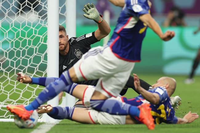 Saiu? O polêmico lance do gol do Japão sobre a Espanha