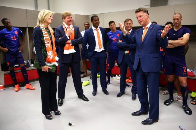 Rainha Máxima e o rei Guilherme Alexandre com Van Gaal, no vestiário do Beira-Rio, em 2014