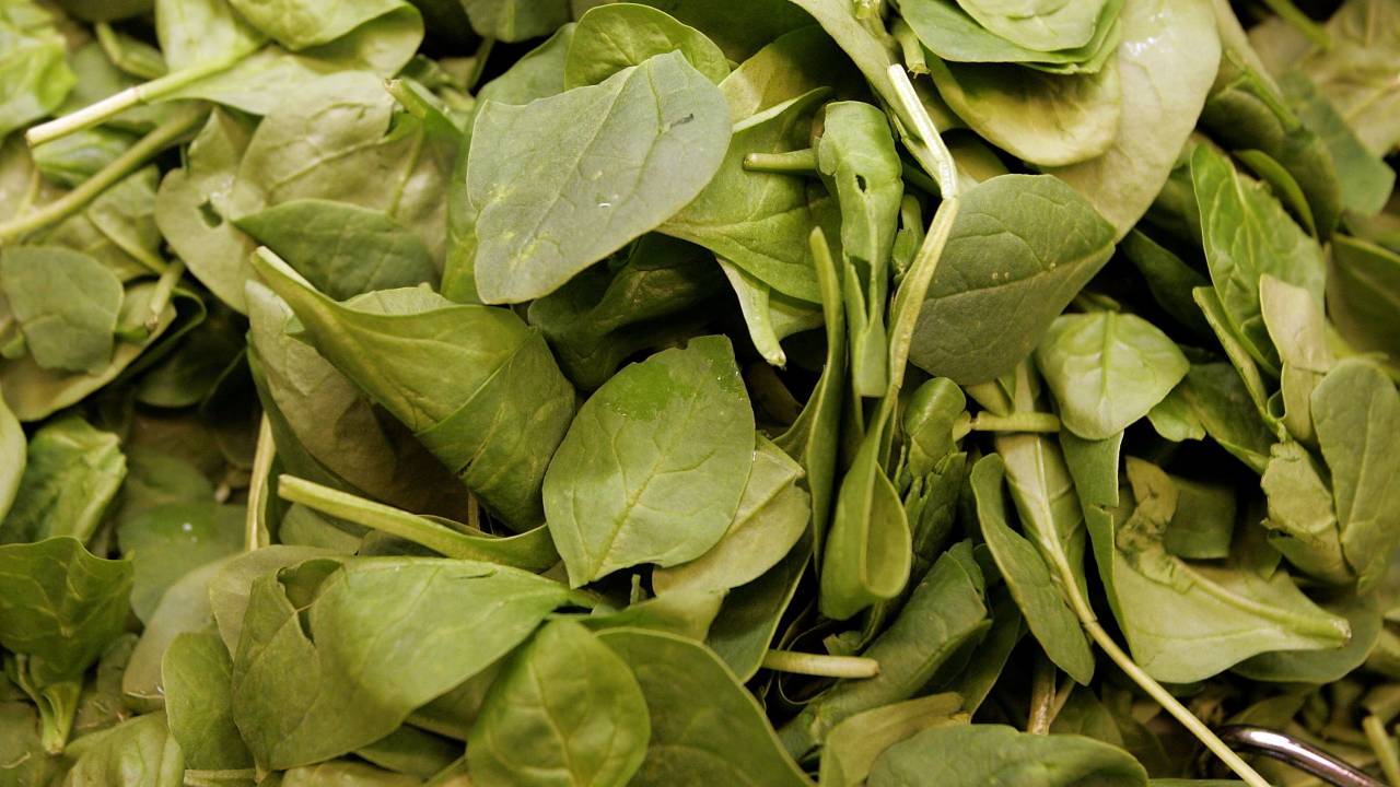Acredita-se que o vegetal contaminado seja originário da Riviera Farms em Victoria, na Austrália, e o problema é descrito como "contaminação potencial com material vegetal inseguro".