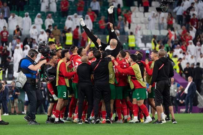 A história foi feita no Catar: festa dos jogadores marroquinos no gramado do Education City -